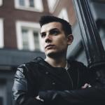 artist image NЮ Я надеюсь, ты снова смеешься как раньше Веришь и больше не плачешь, сердце полно огня И я знаю, ты так же прекрасно танцуешь Так же опасно целуешь, просто уже не меня Источник text-pesni.com  И я верю, что ты мне давно все простила Выплакала, отпустила, больше не держишь зла Ты, наверное, так же безумна в постели Помнишь, соседи краснели, просто была весна Безумный - EP